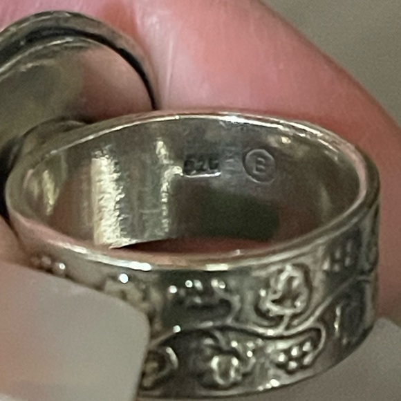 Signed Israel Round Cabochon Jade Stone & 925 B Silver Grape Vine Motif Ring - Picture 9 of 11